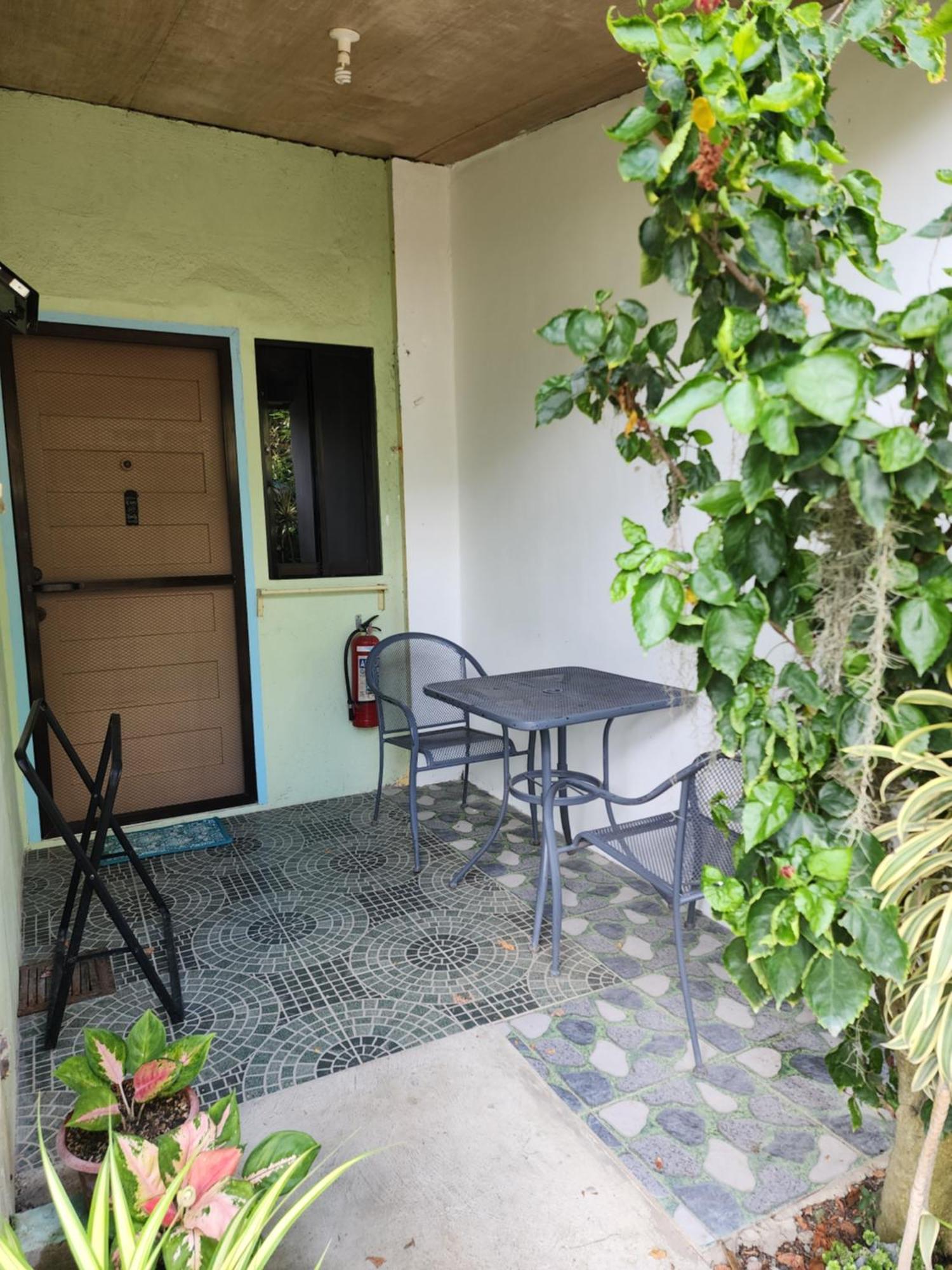 MJ's Residences Garden Hotel Moalboal Buitenkant foto