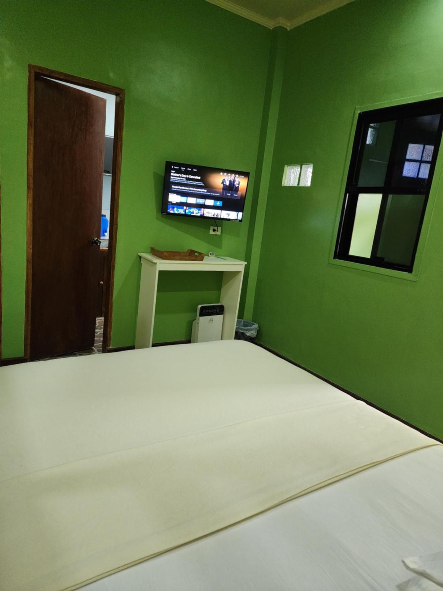 MJ's Residences Garden Hotel Moalboal Buitenkant foto