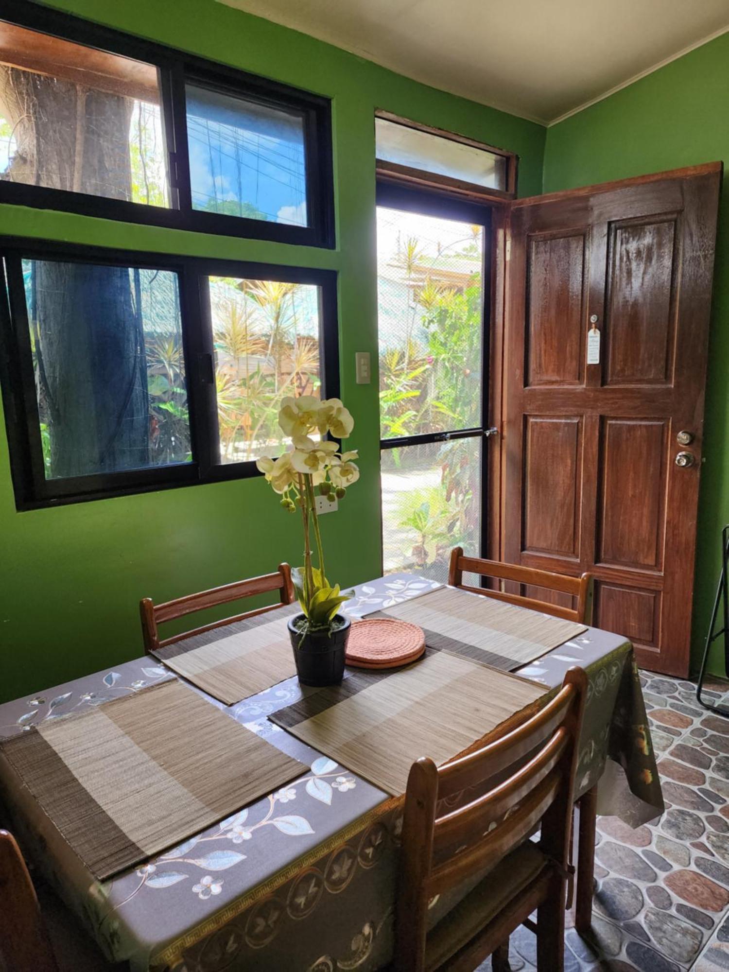 MJ's Residences Garden Hotel Moalboal Kamer foto